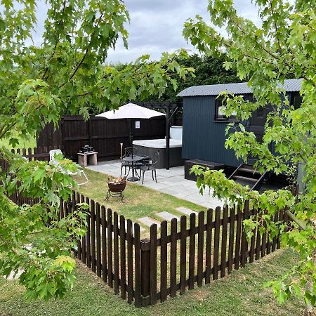 Shepherds Hut With Hot Tub Веллс Екстер'єр фото