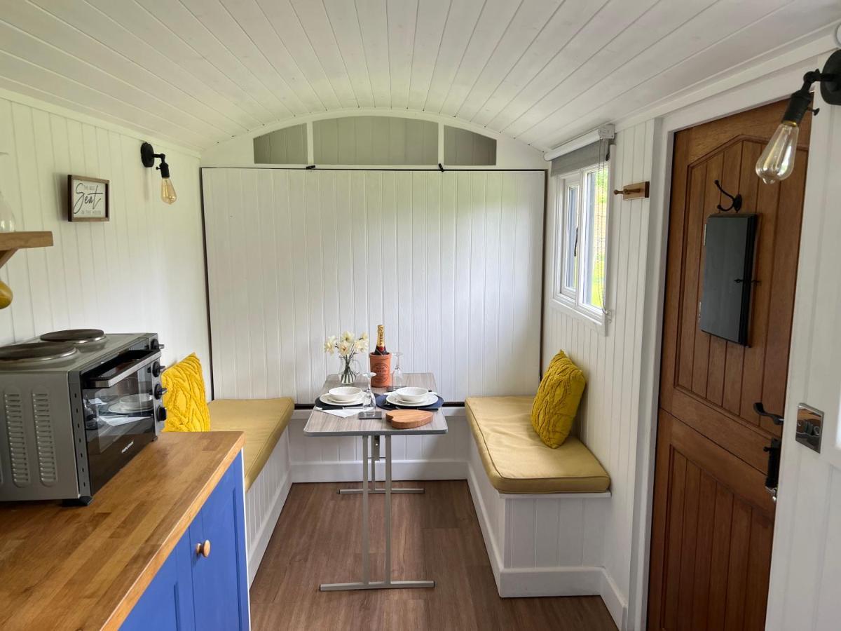 Shepherds Hut With Hot Tub Веллс Екстер'єр фото